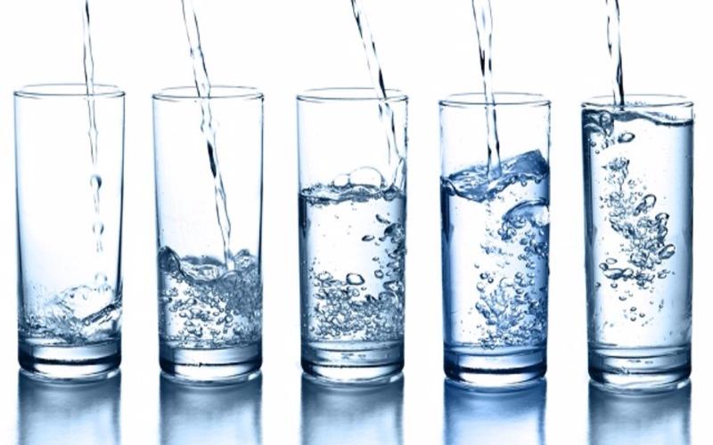 Uống đủ nước hàng ngày trung bình từ 1.5 - 2 lít